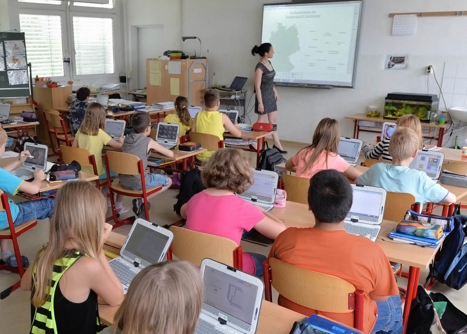 image of students sharing a project